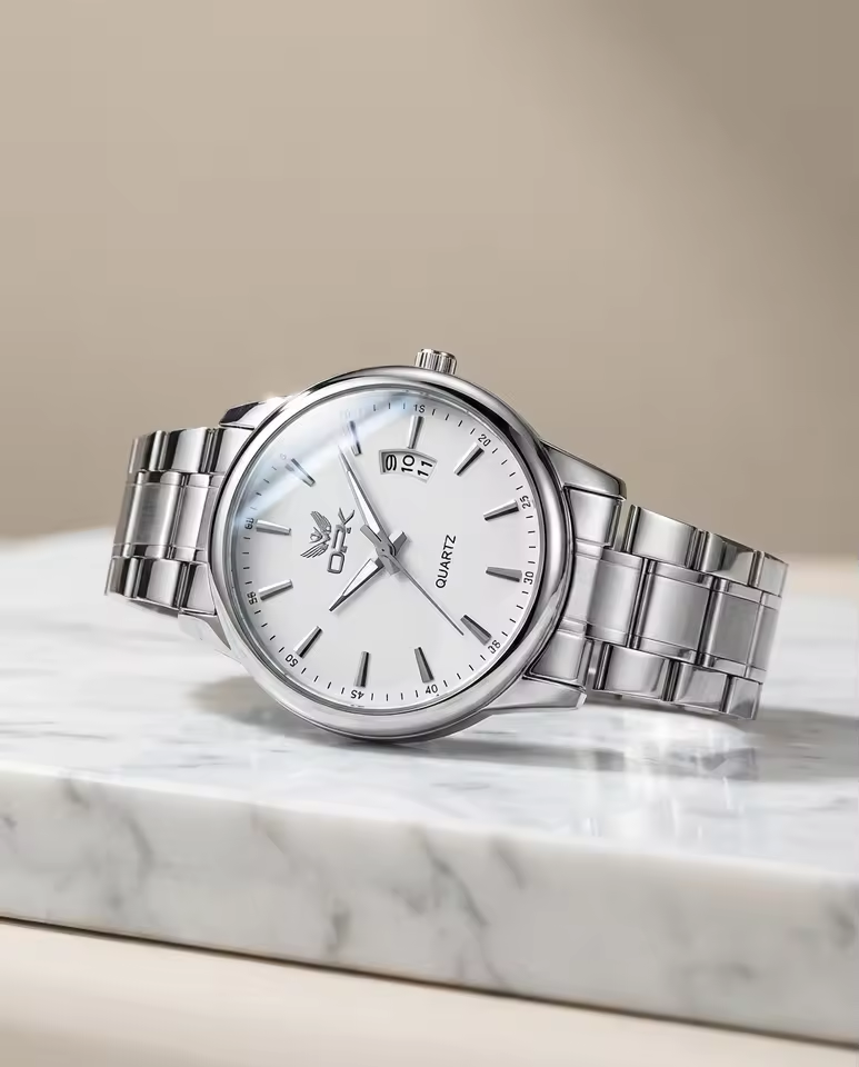 Relógio OPK masculino prata com mostrador branco
Elegância discreta, presença executiva e funcionalidade essencial